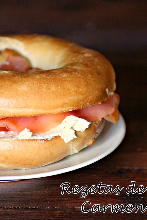 Bagel con salmón y queso crema