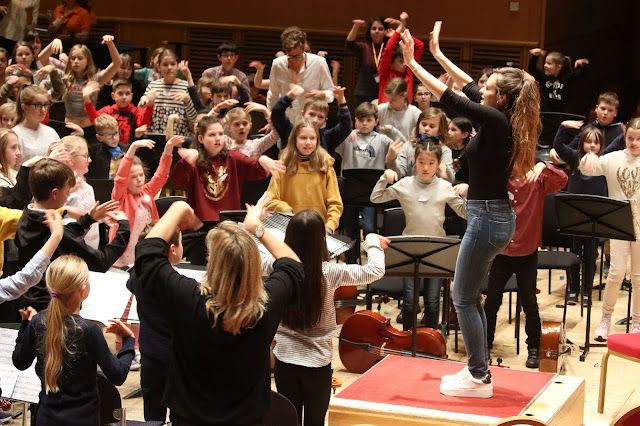 Nicola Benedetti leading one of the Benedetti Foundation's sessions