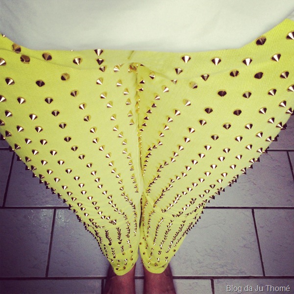 Look calça com spikes, regata branca e colar dourado (1) Look calça com spikes, regata branca e colar dourado (1)