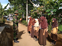 Disela latihan Tempur,Babinsa berikan Wawasan Kebangsaan pada Siswa Sekolah Dasar Negri 02 Desa Penyalahan