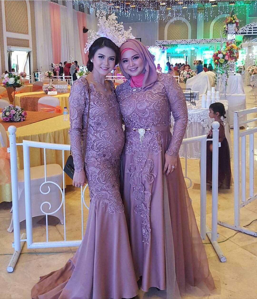 14+ Inspirasi Model Kebaya Modern Kombinasi Brokat, Satin 