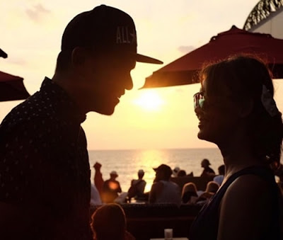 Rina Nose dan Fakhrul Razi Memandang Sunset Berdua