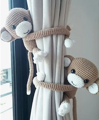 O crochê combina em todos os cômodos da casa, e para o quarto das crianças não seria diferente. As ideias são inúmeras: tapetes, almofadas, protetores de berço, porta fraudas, o belíssimo amigurumi...