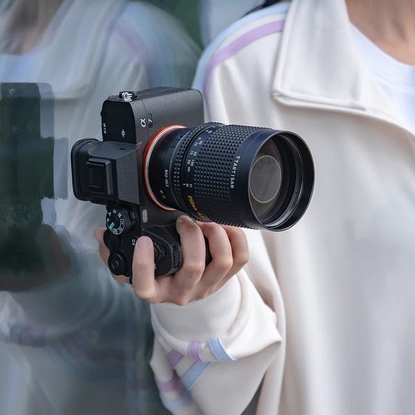 Зеркально-линзовый объектив TTArtisan 250mm f/5.6 Reflex установлен на камеру Sony