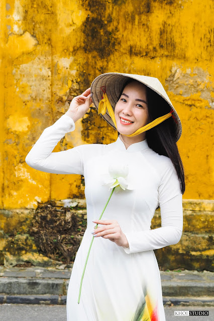 Ao dai photoshoot with professional photographer in Hoi An ancient town (Vietnam)
