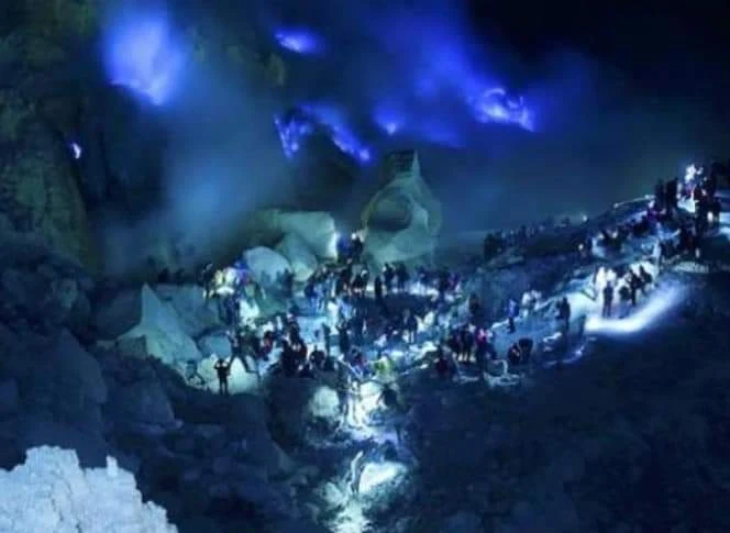 blue-fire-kawah-gunung-ijen-bondowoso-banyuwangi-jawa-timur-indonesia