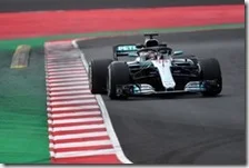 Lewis Hamilton con la Mercedes nei test di Barcellona 2018