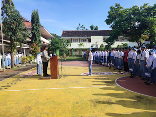 Bhabinkamtibmas Menjadi Pembina Upacara di SMK Negeri 5 Yogyakarta