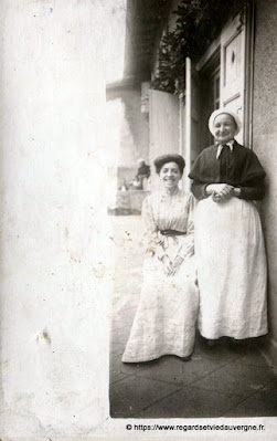 ancienne photo de famille, noir et blanc, élégantes dans la rue