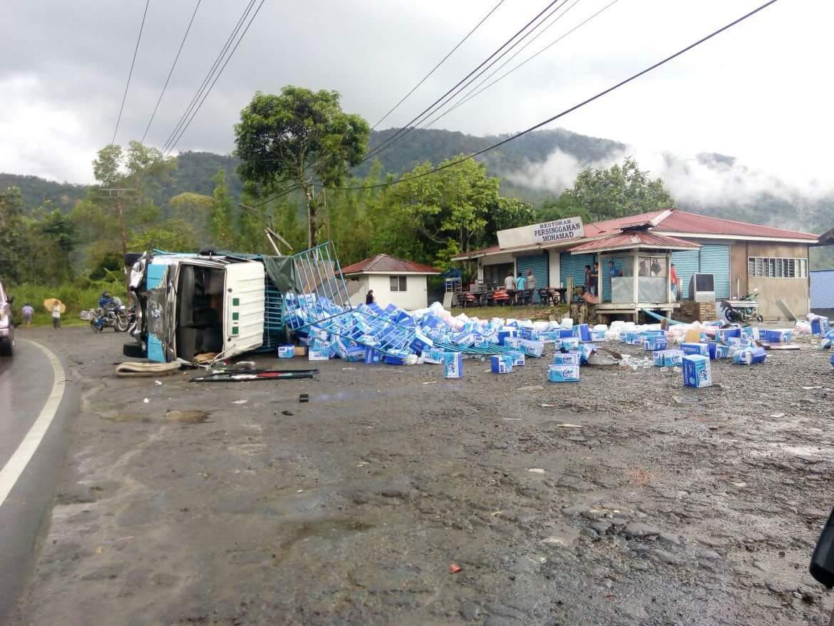 Informasi Terkini: Lori Menghantar Air Minum Terbalik di 