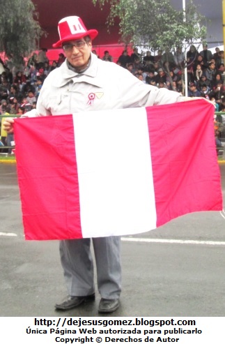 Mi papá con la bandera del Perú. Foto de papá tomada por Jesus Gómez