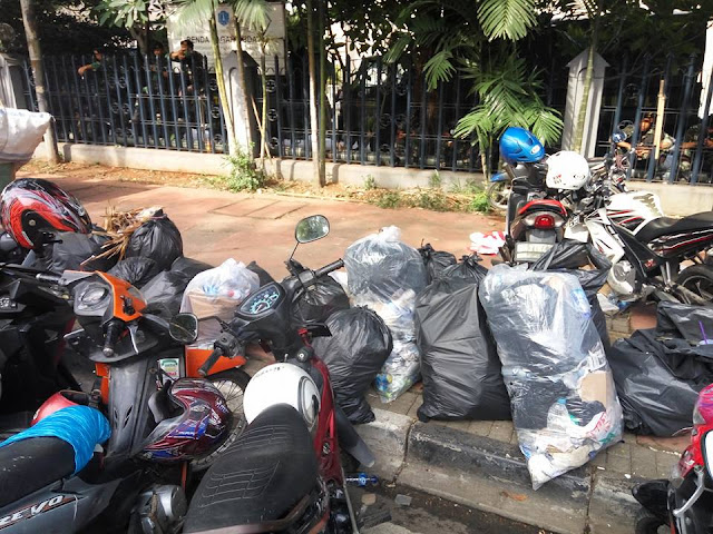  Masyarakat dari banyak sekali berbagai kawasan di Tanah Air hari ini membanjiri jalanan ibukota √ Foto-foto Masa Demo Bersihkan Sampah, di Puji Netizen