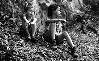 Portrait en pied de Matys et Lilo qui attendent à leurs places, assis, entre deux prises.