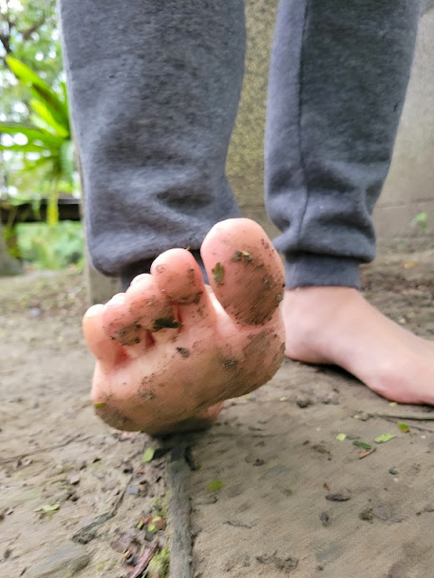 接触泥土的脚最美丽