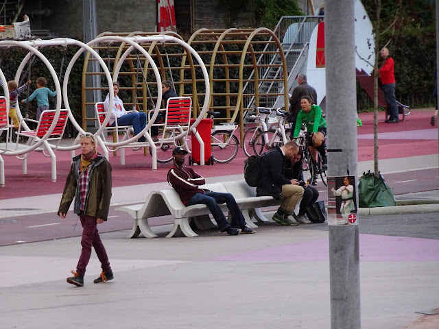 Superkilen à Copenhague : un aplat rouge, exemple d'espace public ornementé.