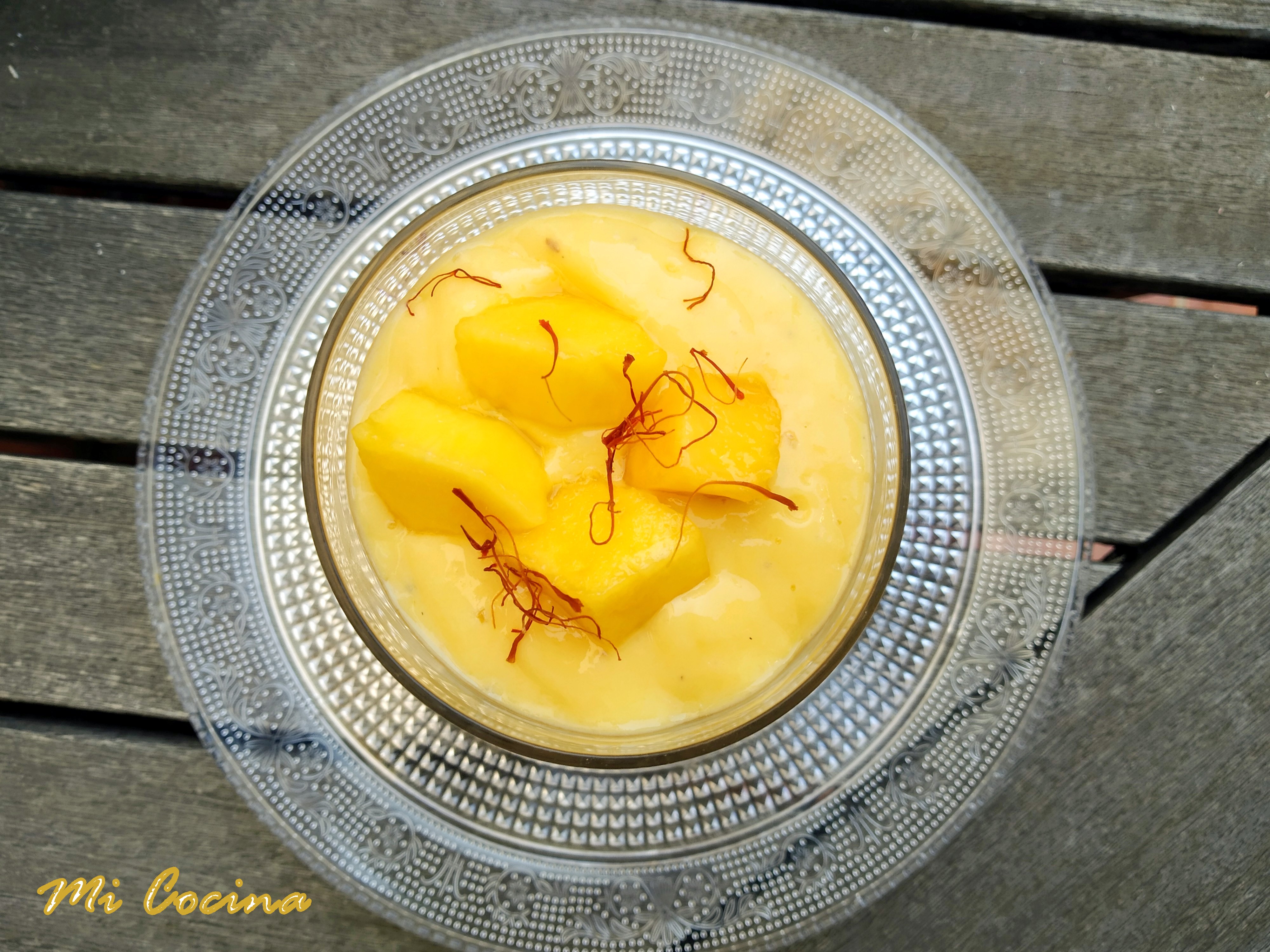 LASSI DE MANGO Y CARDAMOMO CON HEBRAS DE AZAFRÁN