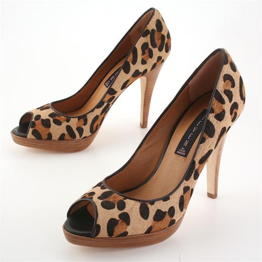 love mixing leopard with regular prints...