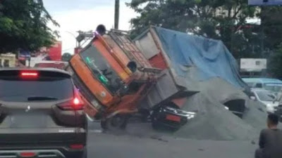 Mobil Pajero TNI Remuk Usai Ditimpa Truk Pasir, Begini Kronologinya