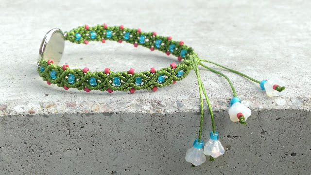 Green micro macrame bracelet with glass flowers