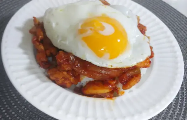 햐얀-그릇에-담긴-중화비빔밥-위에-계란후라이를-올린-사진