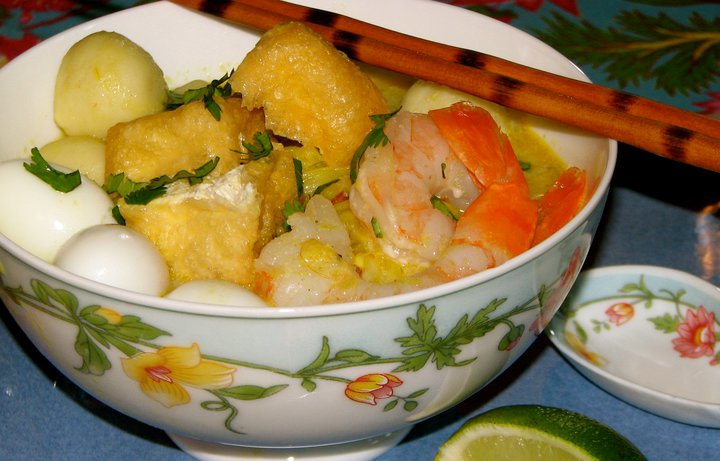 laksa in singapore. flour (laksa) noodles,