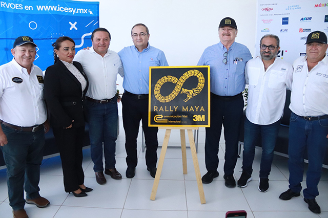 Benjamín de la Peña Mora, presidente del Rally Maya de México; Jorge Esteban Abud, director del Instituto del Deporte (Idey); Jesús Aguilar y Aguilar, secretario técnico de deportes del Ayuntamiento de Mérida y Jorge Barrera Ortega, presidente de la Asociación de Niños Diabéticos del Sureste, entre otras autoridades e invitados especiales.