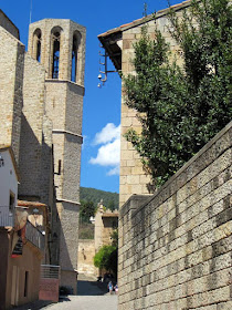 Houses beside Pedralbes Monastery