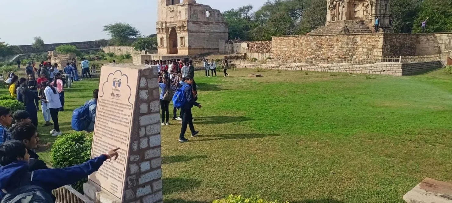 ratlam samachar-ऐतिहासिक चित्तौड़गढ़ किले का सी.एम. राइज विनोबा के 94 विद्यार्थियों द्वारा भ्रमण