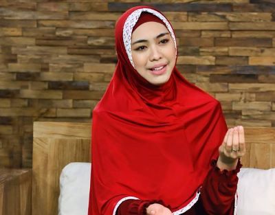 Model Hijab Syar'i Ala Artis Oki Setiana Dewi (OSD 