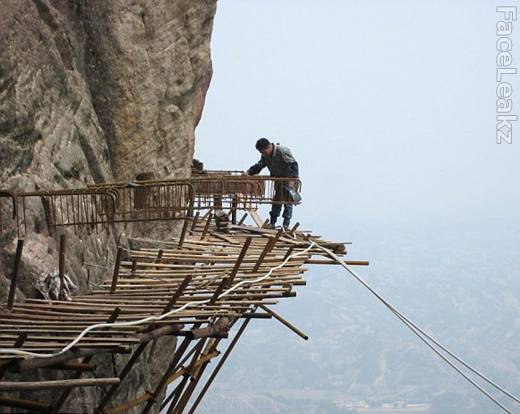 Pekerjaan paling berbahaya dan beresiko - Para Pekerja Cina Membangun Jalan Yg Terbuat dari Kayu  di atas Tebing Vertikal -- foto -- faceleakz