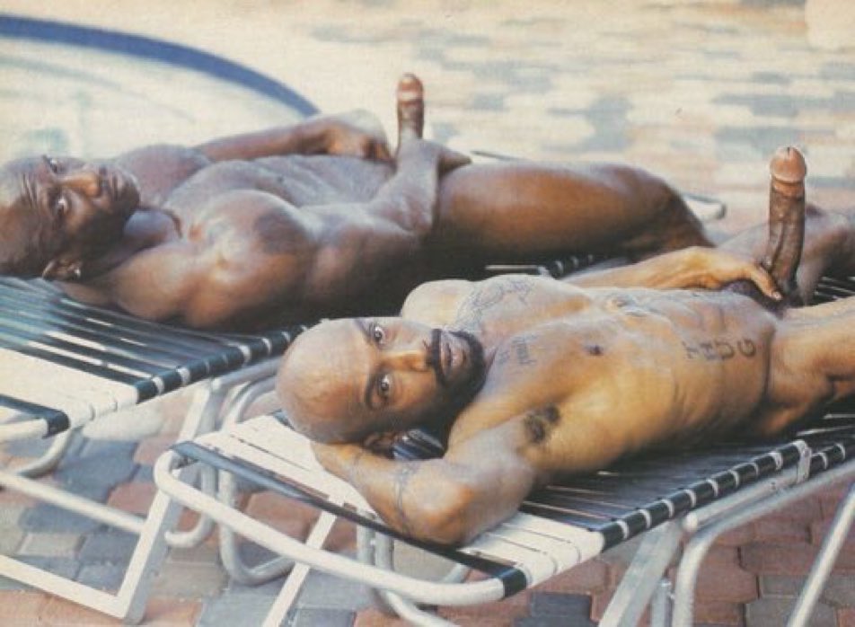 NEGRO DESNUDO EN  PLAYA