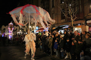 Miles de personas llenan las calles de Barakaldo al paso de la cabalgata de Reyes