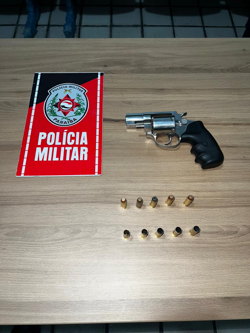 Polícia Militar apreende arma de fogo com suspeitos de efetuarem disparos em via pública, no município de Brejo do Cruz