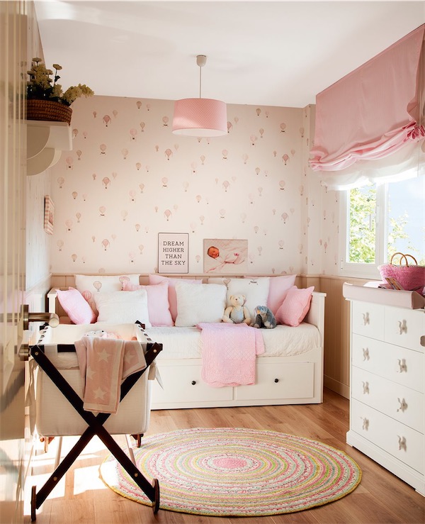 dormitorio infantil decorado en rosa y papel pintado de globos chicanddeco