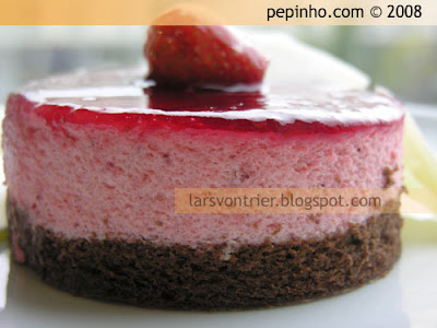 Tarta mousse de fresa (con bizcocho de chocolate sin harina)