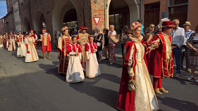 The king and queen of Borgo San Bernardo head to the palio.