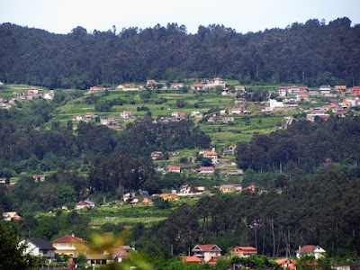 Vista de uma aldeia por entre uma montanha