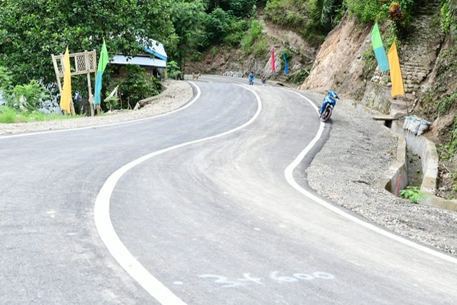 Nurdin Abdullah Resmikan Penggunaan 10 km Jalan Beraspal di Botolempangan.lelemuku.com.jpg