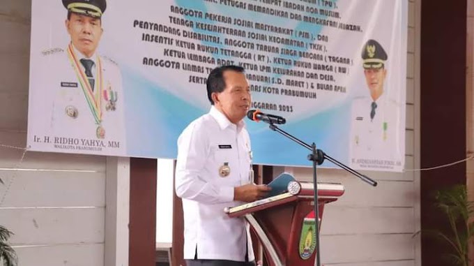 PENYERAHAN BERBAGAI INSENTIF DI KOTA PRABUMULIH,Petugas memandikan dan mengapani jenazah, dll selama 4 bulan