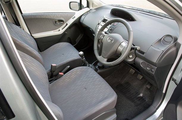 2010 Toyota Yaris 1.3 VVT-i TR - interior view