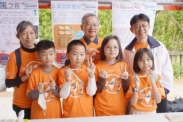 ▲大葉大學方文昌校長（後排右）希望透過科學列車活動促進教育平權。（大葉大學提供）