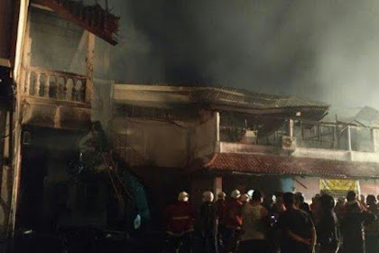 Bali. Supermarket Bintang terbakar di Jalan Legian Kuta