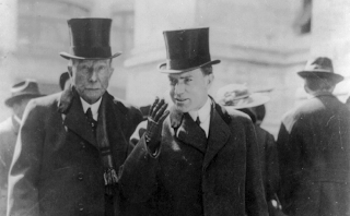 John D. Rockefeller, o homem mais rico de todos os tempos, com o filho John D. Rockefeller Jr.