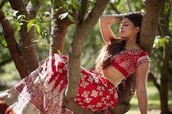 Jacqueline Fernandez navel show in bridal dress