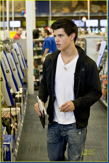 taylor-lautner-best-buy-04