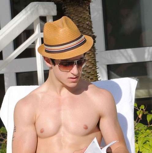 David Henrie Selena Gomez en ropa de ba o Hechiceros de Waverly Place en