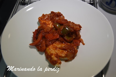 Bonito con pimientos y tomate