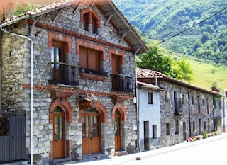 Lena, Pajares, casas al borde de la carretera