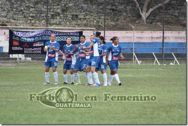 festejo del equipo con anotadora ramos unifut