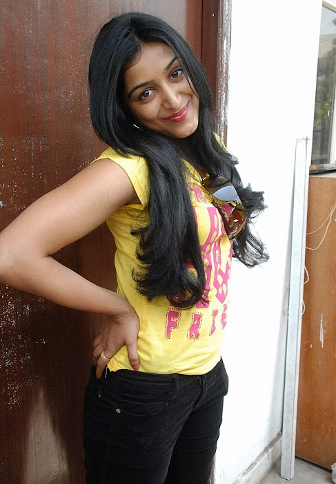 padma priya in yellow tshirt